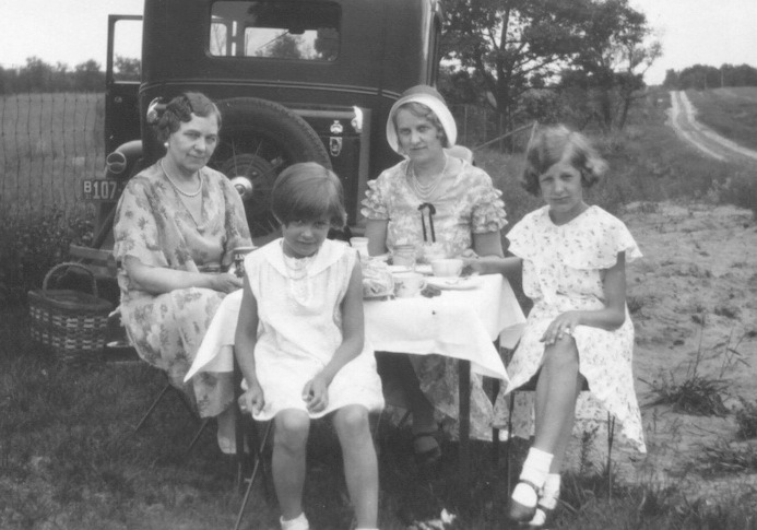 Bess and Mayme with Mayme's daughters